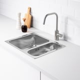 RVS dubbele wastafel spoelbak met moderne kraan; Een grote, een kleine kom, ideaal voor multitasking.