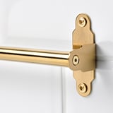Goudkleurige handdoekstang bevestigd aan een witte muur met twee schroeven, ontworpen door HULTARP, voor een strakke en functionele uitstraling.