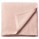 Lichtroze, zachte, gevouwen deken. Gemaakt van gerecycled polyester. Gebreide textuur, rechthoekig.