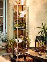 Metalen plantenplank met meerdere potten, wit, buiten, rechthoekig.