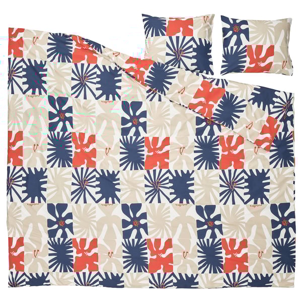 HYLSNEJLIKA dekbedovertrek in rood, wit & marineblauw. Vet bloemenraster op greige. Gerecycled polyester & viscose. Inclusief hoes & kussenslopen.