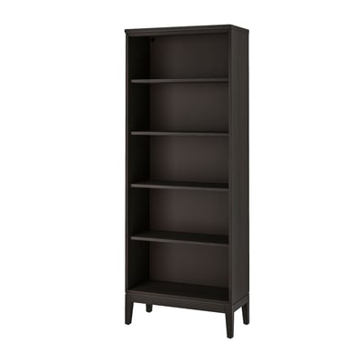 Zwarte IDANÄS boekenkast: strak, hoog, vijf open planken, houten afwerking.