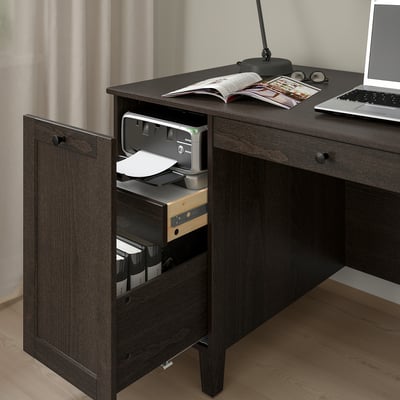 Donker houten bureau met open lade die printer en georganiseerde bestanden onthult, met ingebouwde opslag en kabelbeheer.