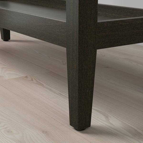 Donkerhouten wandtafel met strakke, schuine poten staat op een lichte houten vloer. Ambachtelijk gemaakt van beukenfineer, voor een verfijnde en stoere uitstraling.