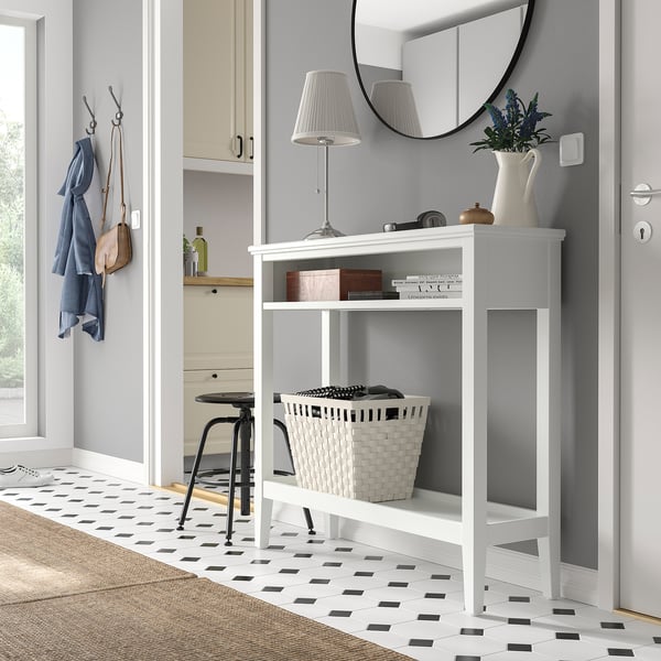 De moderne witte IDANÄS consoletafel past in smalle ruimtes, met praktische open planken. Een stijlvol, functioneel middelpunt.