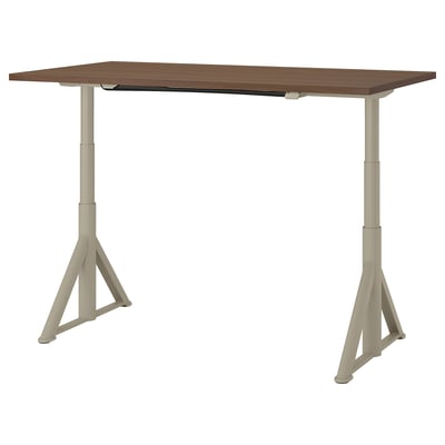 Bruin IDÅSEN bureau, beige poten, in hoogte verstelbaar.