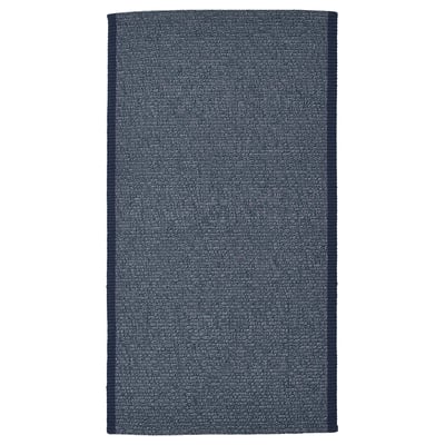 Een IDROTTSPLATS vloerkleed in donkerblauw met witte accenten, rechthoekige vorm, katoenen materiaal. Het past bij verschillende verdiepingen en is gemakkelijk schoon te maken.