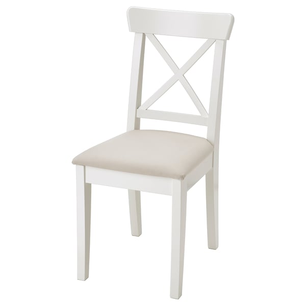Een witte INGOLF stoel met een beige stoffen zitting, ontworpen met een klassieke gekruiste rugvorm.