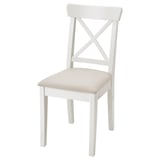 Een witte INGOLF stoel met een beige stoffen zitting, ontworpen met een klassieke gekruiste rugvorm.