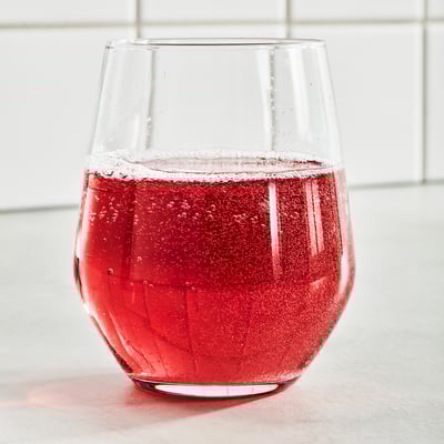 Fles ISKUB drank met bosbessensmaak. Suikerarme, natuurlijke smaakstof van ikea.