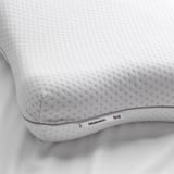 Close-up van een zacht, ergonomisch kussen met knuffelbaar vlinderontwerp, waarschijnlijk traagschuim, weergegeven op een witte achtergrond.