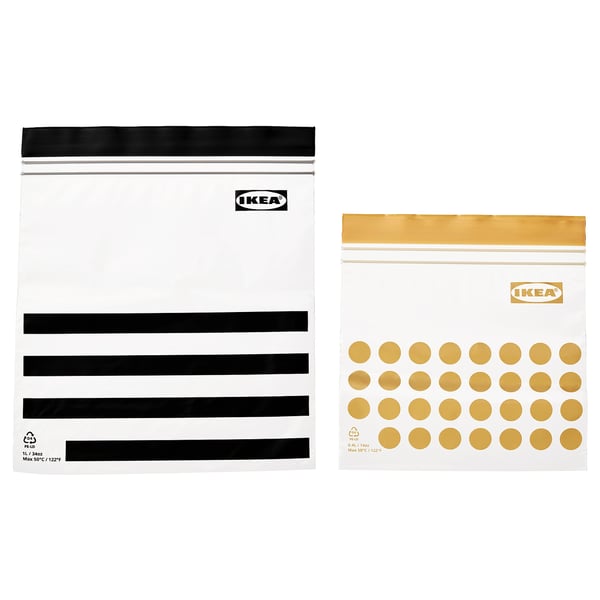 Twee transparante, hersluitbare ikea opbergzakjes getoond, één met zwarte strepen en de andere met gouden stippen, gemaakt van polyethyleen plastic.
