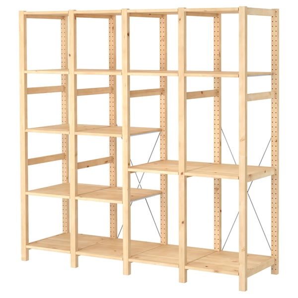 De IVAR grenen houten opbergplanken. De planken zijn lichtbruin, rechthoekig en hebben meerdere verstelbare compartimenten met een eenvoudig ontwerp.