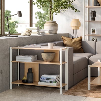 Minimalistische woonkamer met JÄTTESTA bamboe plank, grijze bank en groot raam.