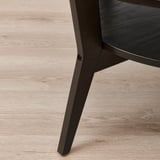 Moderne salontafel met donkere houten afwerking. Strakke, stevige poten en een ronde bovenkant. Ontworpen voor duurzaamheid en stijl.