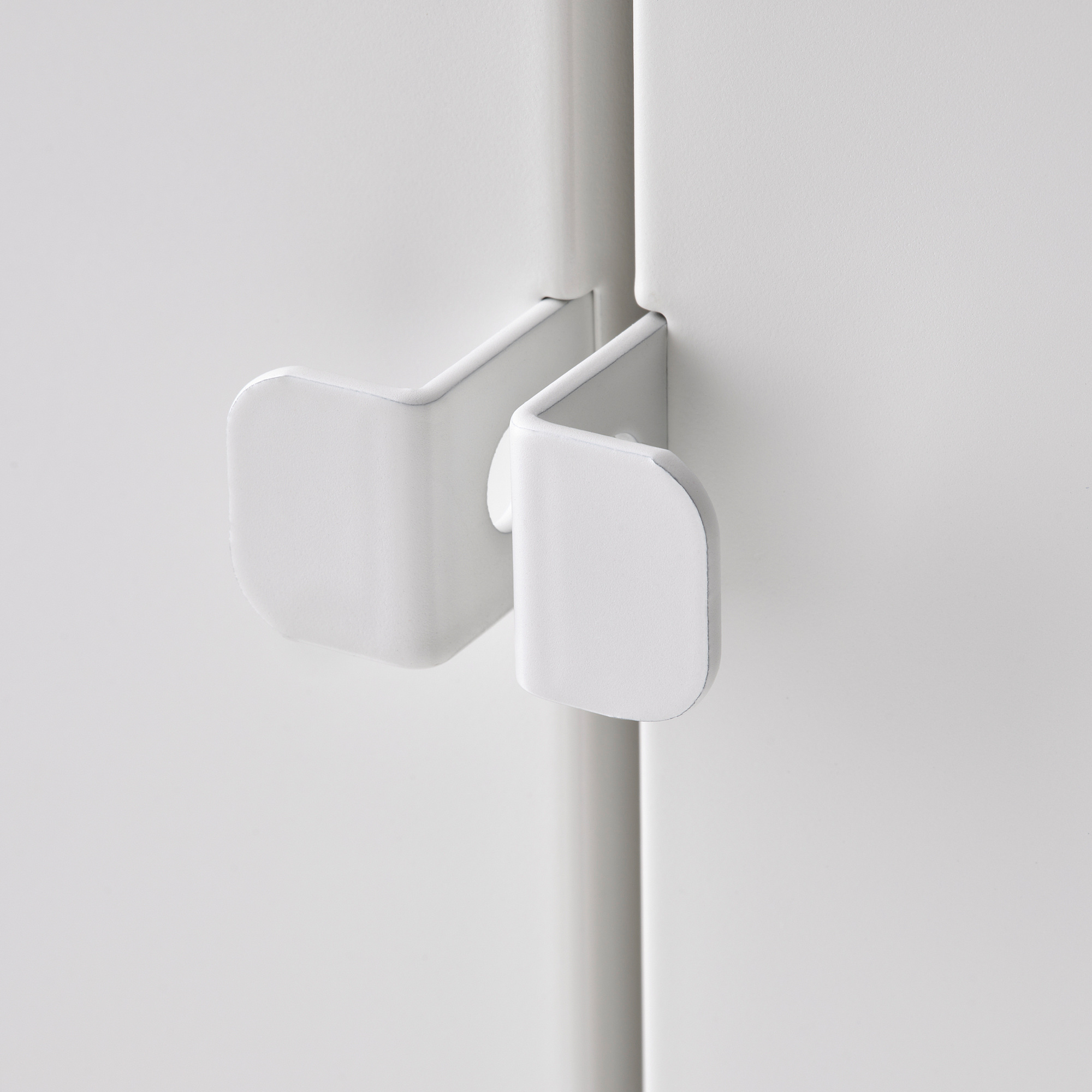 Wit metalen scharnier, onderdeel van een stellingkast, robuust en strak ontwerp.