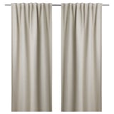Twee beige KALAMONDIN gordijnen, eenvoudig en solide, met effen textuur en verborgen lipjes.