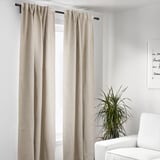 KALAMONDIN gordijnen, beige, gemaakt van 100% gerecycled polyester, hangen lang, strak en minimalistisch en bedekken het raam naast witte meubels.