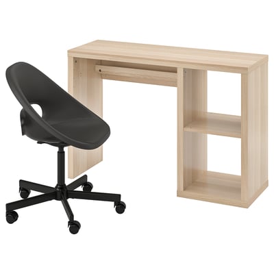 Moderne set voor thuiskantoren: licht houten bureau, zwarte ergonomische stoel. Bureau heeft open planken, stoel op wielen.