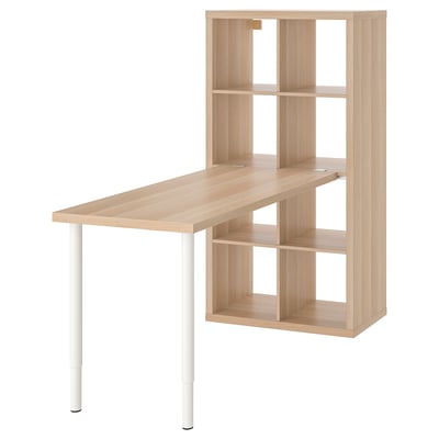 Een ikea KALLAX combinatiemeubel in licht eiken met een bureau en planken.