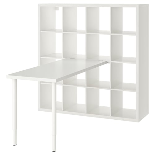 Witte KALLAX plank en bureau combo; Minimalistische, rechthoekige vorm met verstelbare poten, voor veelzijdige opslag.