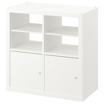 Witte KALLAX stellingkast, kubusvormig met open en gesloten opbergruimte, modern minimalistisch design.