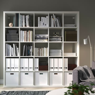 KALLAX witte rekken met boeken & opslag, scheidingskamer, & gezellige leeshoek.