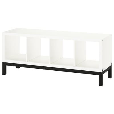 Een witte KALLAX stellingkast met een zwart metalen onderstel. Het heeft meerdere compartimenten en een strak, modern design.