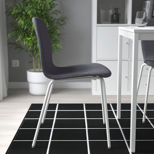 Stoel met zwarte zitting, witte poten; Modern design, eenvoudige montage.