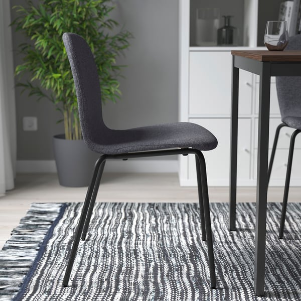 Stoel met strak, gebogen ontwerp, metalen poten, donkergrijze zitting.