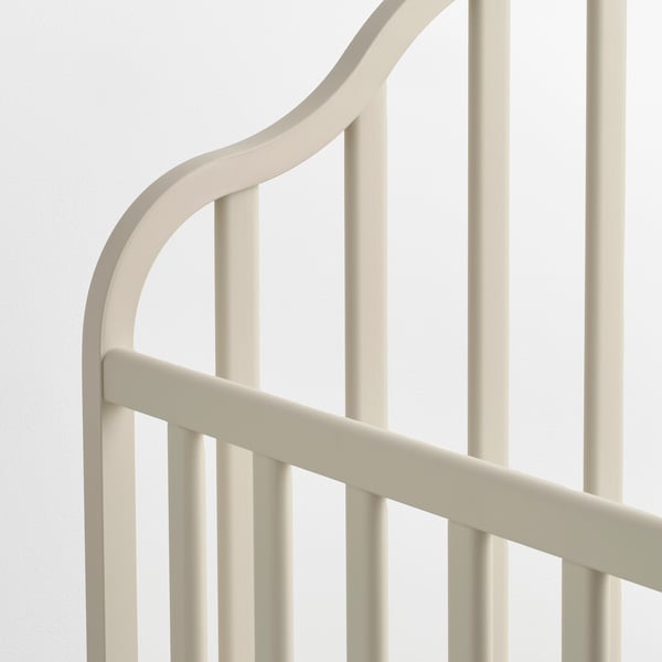 Moderne, stevige metalen wieg met gladde, afgeronde hoeken, ideaal voor de veiligheid en het comfort van de baby.