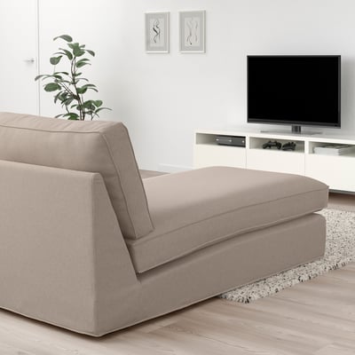 Moderne woonkamer met KIVIK chaise longue, tv, gameaccessoires, plant, kunst en vloerkleed.