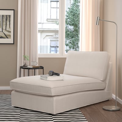KIVIK chaise longue, crème, zachte stof, l-vormig, knus. Kleiner dan bijzettafel, bij raam.