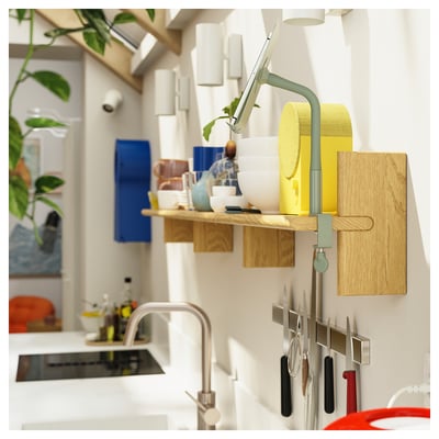 Licht eiken wandplank, minimalistisch design met twee verticale steunen.