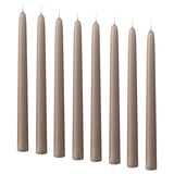 Negen beige kaarsen staan gelijkmatig op een rij, cilindrische vorm, rechtop.