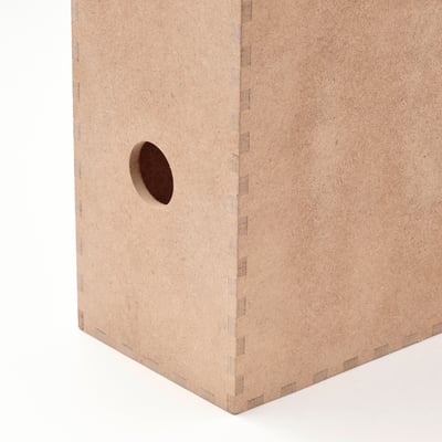 Twee lichtbruine, houten tijdschriftenhouders staan naast elkaar, elk met een ronde uitsparing en een licht schuin ontwerp voor het opbergen van papier.