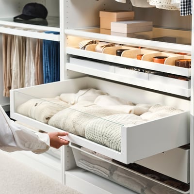 Een witte KOMPLEMENT lade met een glazen front, ideaal voor kledingkasten, met een strak, modern design en een slow-close mechanisme.