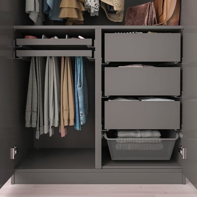 Garderobe-organizer met hangende overhemden, opgevouwen kleding en opbergbakken.