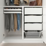 Een kastorganizer met planken en ophangstangen voor kleding en accessoires.