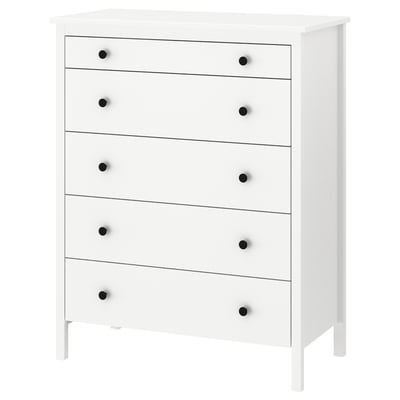 Een witte KOPPANG ladekast met vijf lades en zwarte knoppen, gemaakt van spaanplaat en acrylverf, ontworpen voor opslag in de slaapkamer.