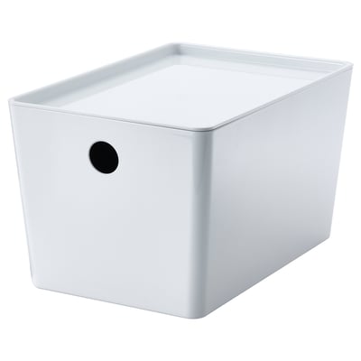 Een witte KUGGIS opbergdoos met een zwart rond handvat. Het heeft een strak, rechthoekig ontwerp, gemaakt van gerecycled PET-plastic.