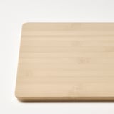 Vlakke rechthoekige houten plank, lichtgekleurd bamboe met gladde nerfpatronen, hoogwaardige afwerking, geen zichtbare gebreken.