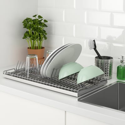 Afdruiprek van de keuken op aanrecht bewaart gewassen artikelen. Geschikt voor borden, kopjes en bestek, met een uitneembaar dienblad voor het opvangen van water.