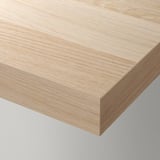 Close-up van minimalistische, lichte houten rekken. Strakke, gladde afwerking en eenvoudig ontwerp.