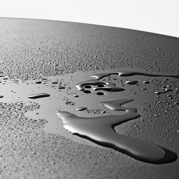 Waterdruppels op glad oppervlak, gepareld, met hydrofoob materiaal.