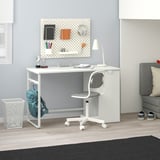 LÄRANDE witte kinderbureauopstelling met grijze stoel, lamp en ophangbord, perfect voor kleine kamers.