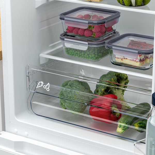 Koelkast met verstelbare planken, led-licht, broccoli, paprika, bessen, erwten.