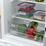 Koelkast met verstelbare planken, led-licht, broccoli, paprika, bessen, erwten.