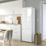 Moderne keuken met grote LAGAN koelkast/vriezer en houten aanrechtblad.