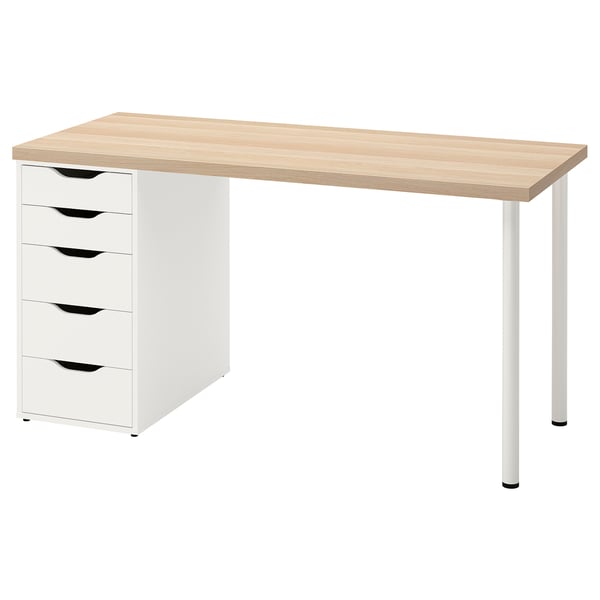 Een LAGKAPTEN bureau met een licht houten blad, witte lades en vier metalen poten. Het heeft vijf lades met uitgesneden handgrepen.